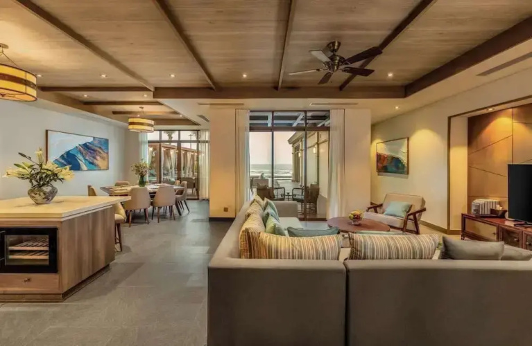 Luxe 5BR Villa: Beachfront Breakfast Pool