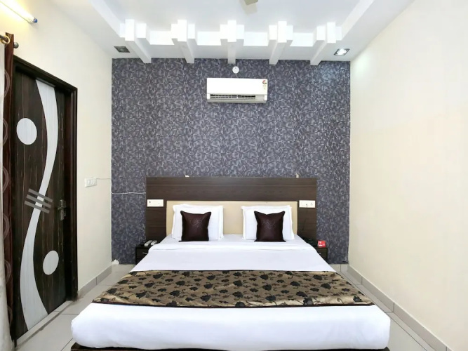 OYO 11844 Silver Star