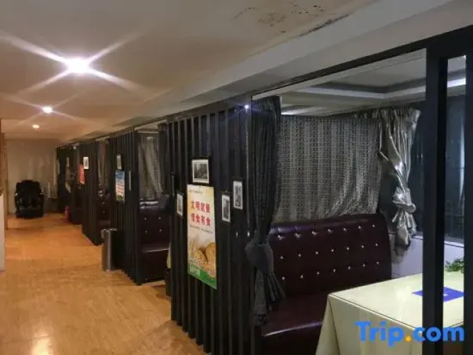 Xinyang Blue Moon Hotel