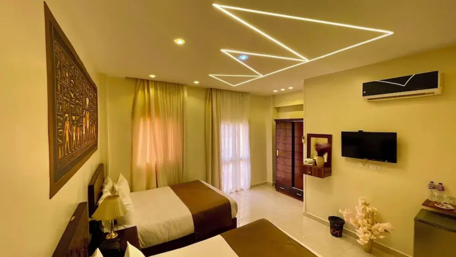 Nemes Pyramids View INN