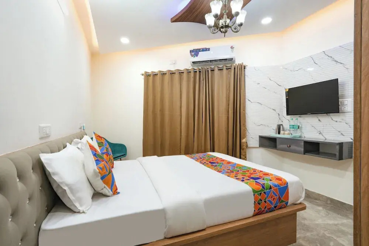 Fabhotel Royal Suites I