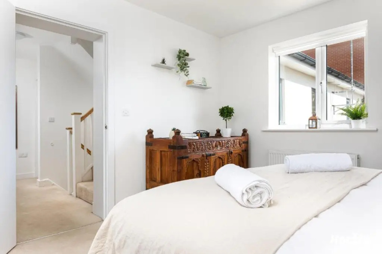 Elephant Court - Comfortable, spacious house with parking