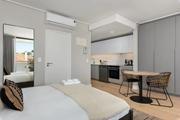 Central Secure Modern Studio w Views Bantry Pad