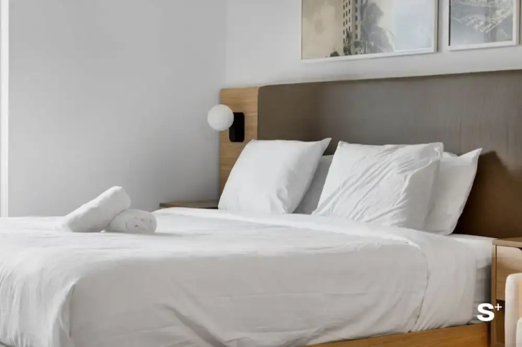 Skyline Chic Downtown Studio Getaway