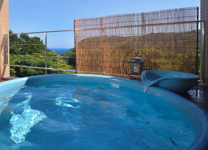 Standard Twin room with balcony and with partial ocean view