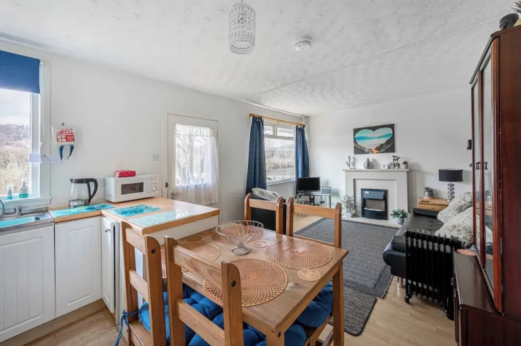 2 Bed Chalet - Sleeps 4 - River and Mountain Views