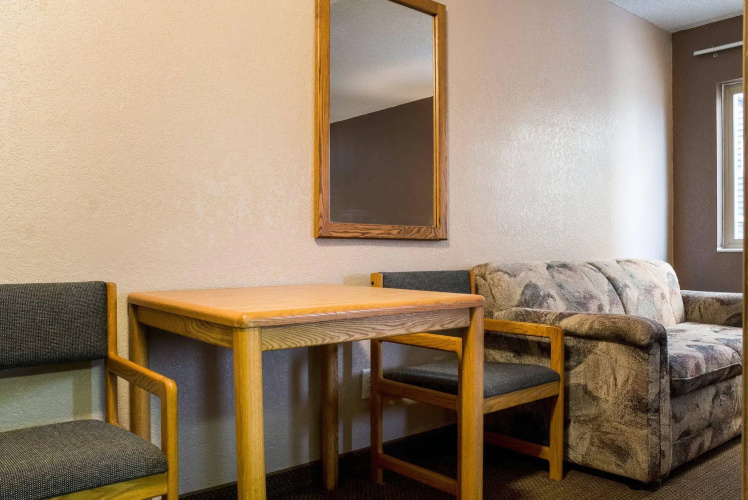 Bison Inn & Suites on University