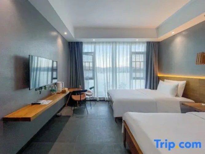 Standard Twin room with lake view