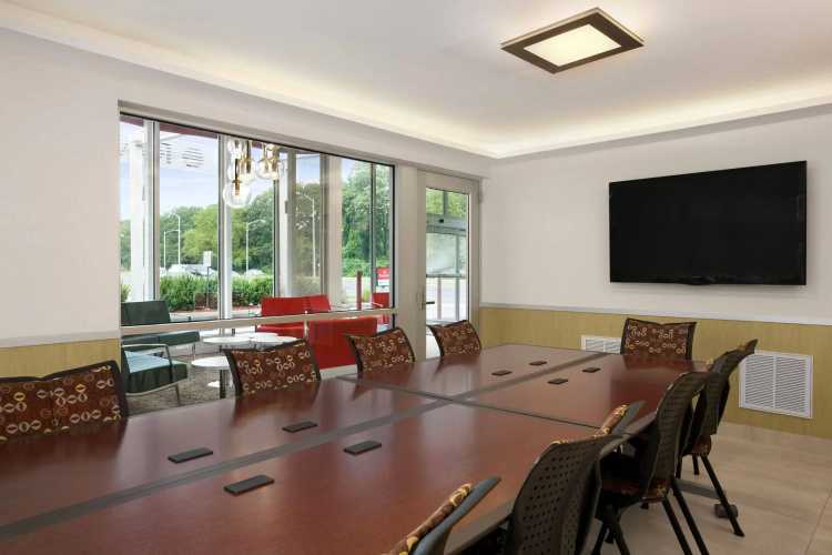 Ramada by Wyndham Rockville Centre