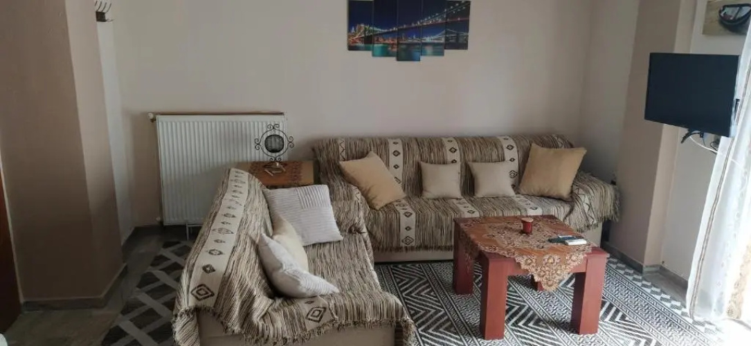 George's apartment Serres