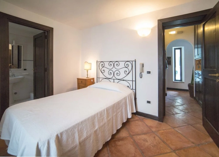 5 Bedrooms Villa