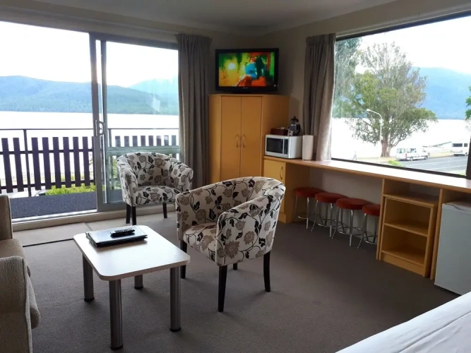 1 Bedroom Standard Suite with lake view