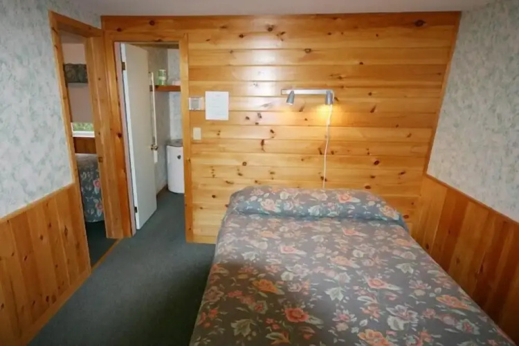 Spectacle Lake Lodge