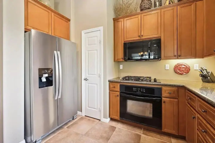 Stylish 2BR w Spa Patio