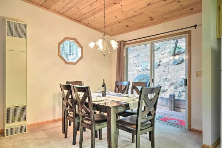 4 Mi to Big Tree State Park: Serene Cabin w/ Deck