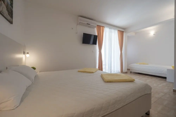 1 Bedroom Standard Quadruple Family room with balcony