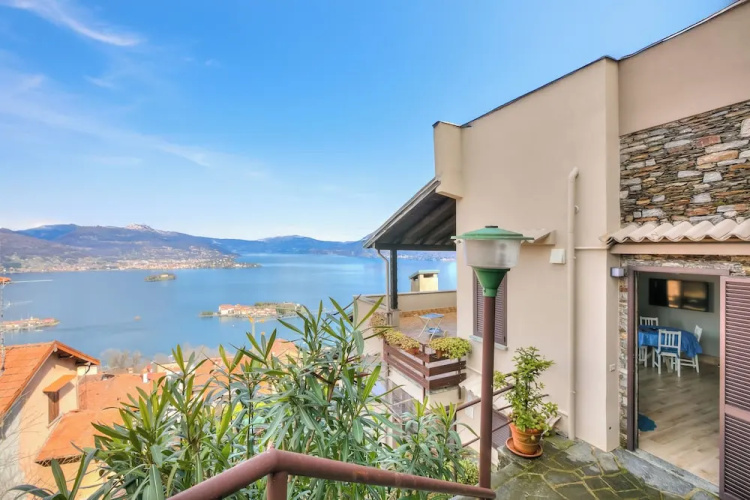 Lake View Terrace Over The Borromean Isla
