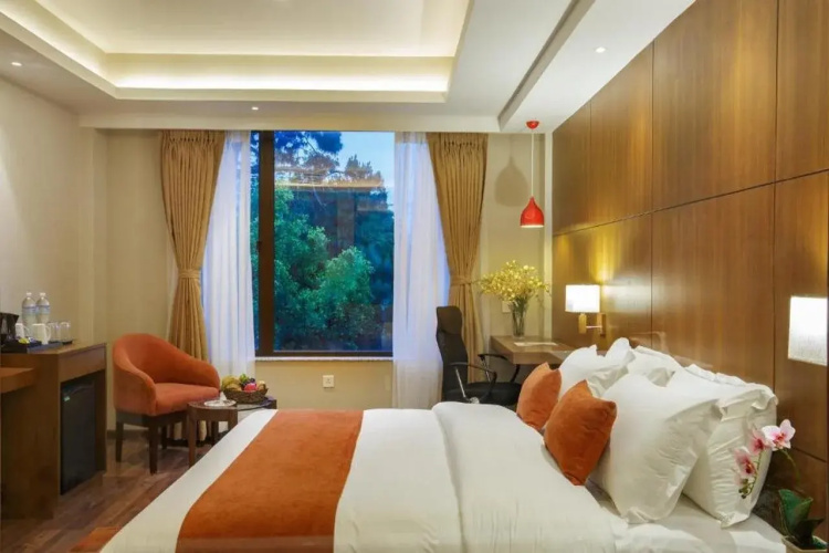 Hotel Thrive, A Tropical Courtyard