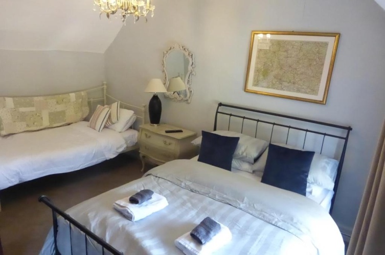 Standard Triple room