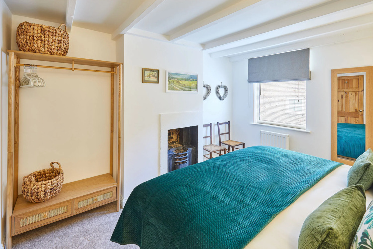 Host Stay Waterlily Cottage