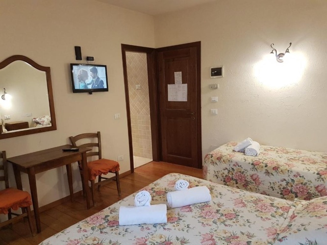 Standard Triple room
