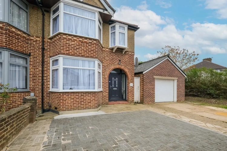 Spacious 4 Bed Semi-Detached Hse