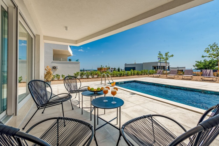 2 Bedrooms Apartment with pool view