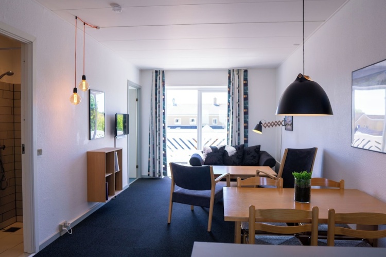 2 Bedrooms Apartment with courtyard view