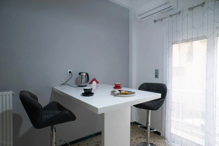 Modern-Lux Central 1 Bedroom Condo