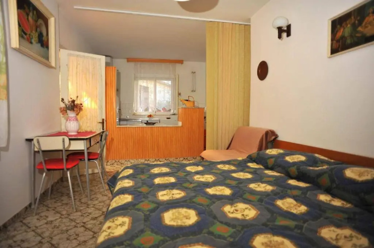 Apartments Piv - 10 m from beach