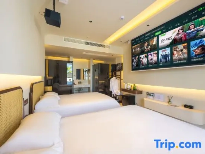 Standard Twin room with lake view
