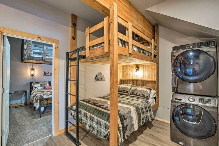 Modern Cabin - 2 Mi to Speelyi Beach!
