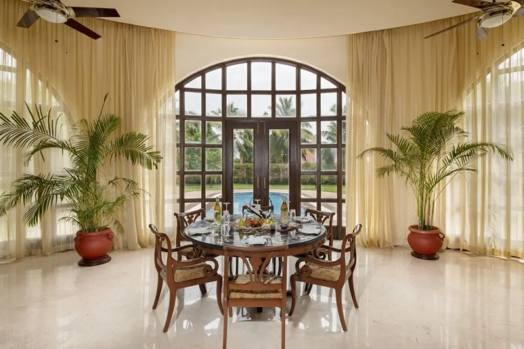 4 Bedrooms Villa with balcony