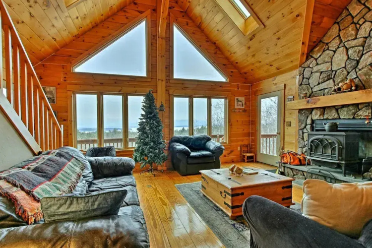 Spacious Gilford Retreat w/ Deck: 2 Mi to Skiing!
