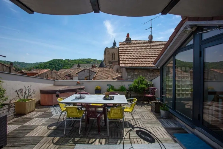 3 Bedrooms Apartment