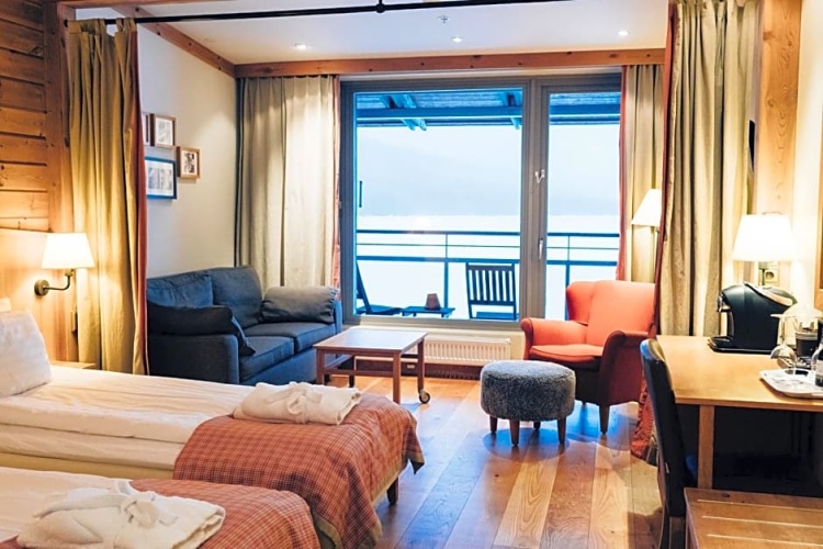 Standard Double room with lake view