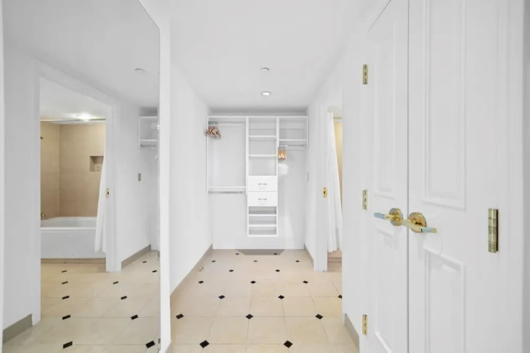 4 Bedrooms Apartment