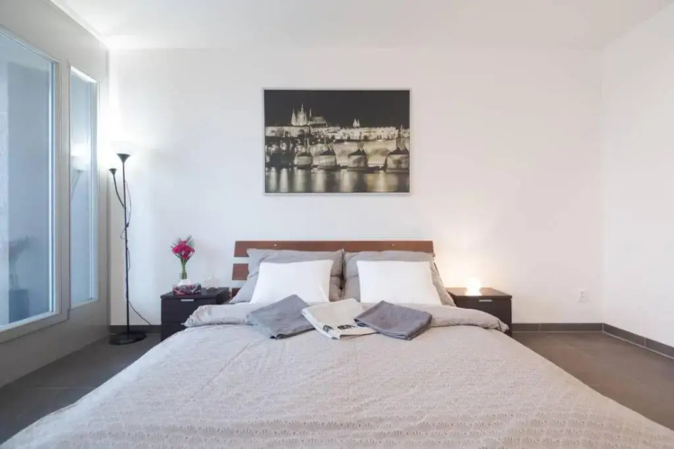 Bright studio, 10min to the Centre, free Netflix