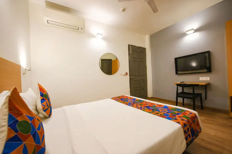 Fabhotel Crown Inn