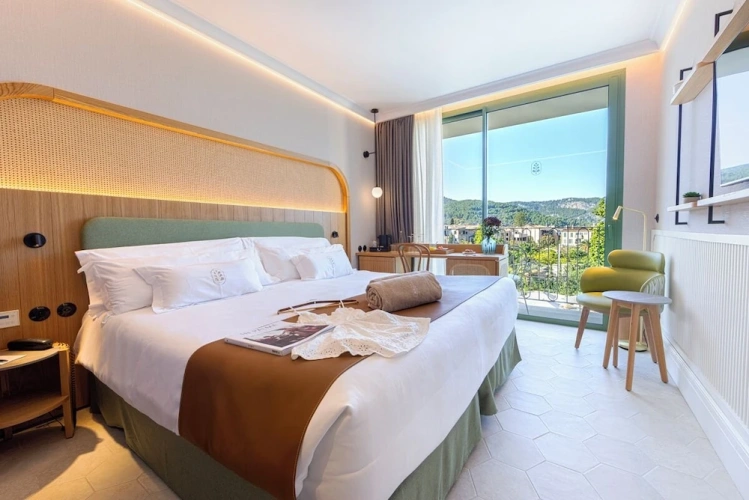 Superior room with balcony and with garden view