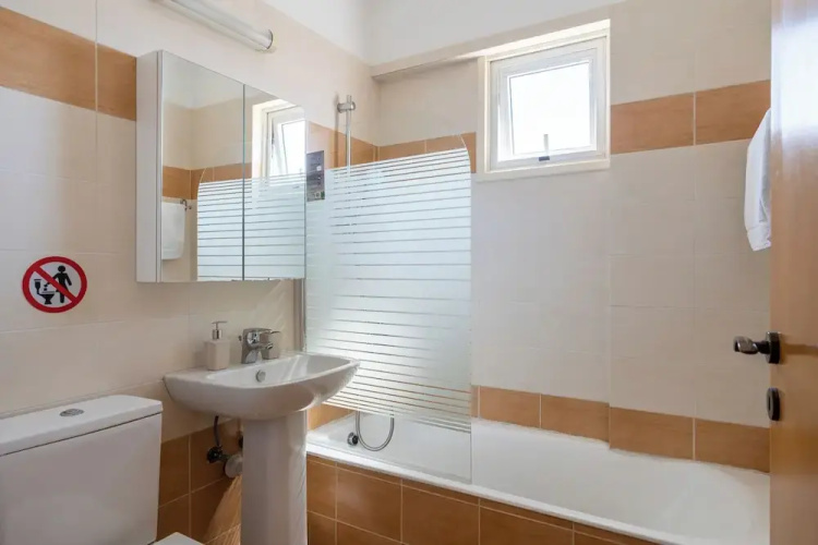 Bayview 2-BR Apartment in Larnaca