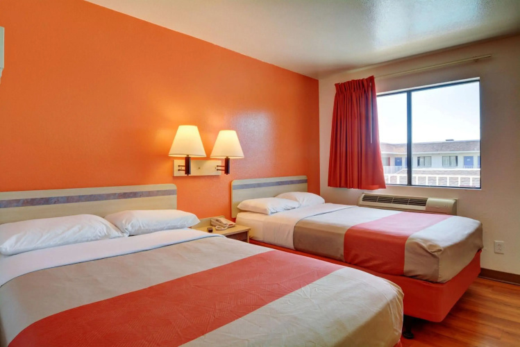 Motel 6 Windsor Locks, CT - Hartford