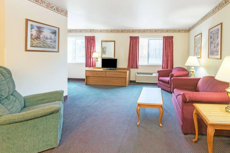 Super 8 by Wyndham Richfield/Cleveland