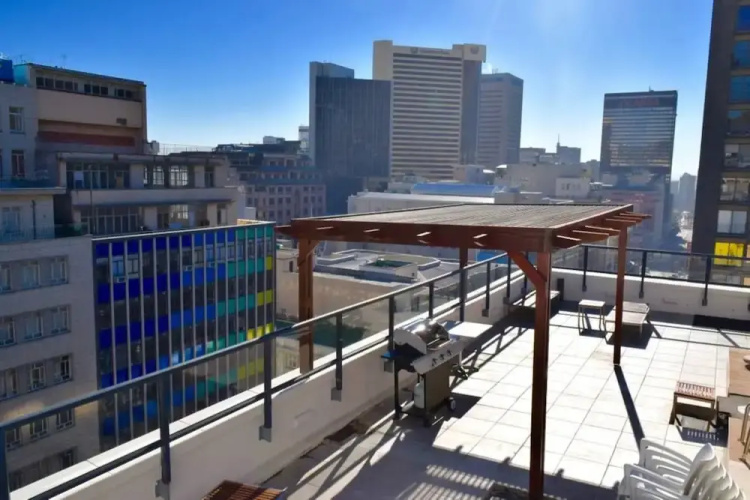 Studio Apartment With Roof Top View