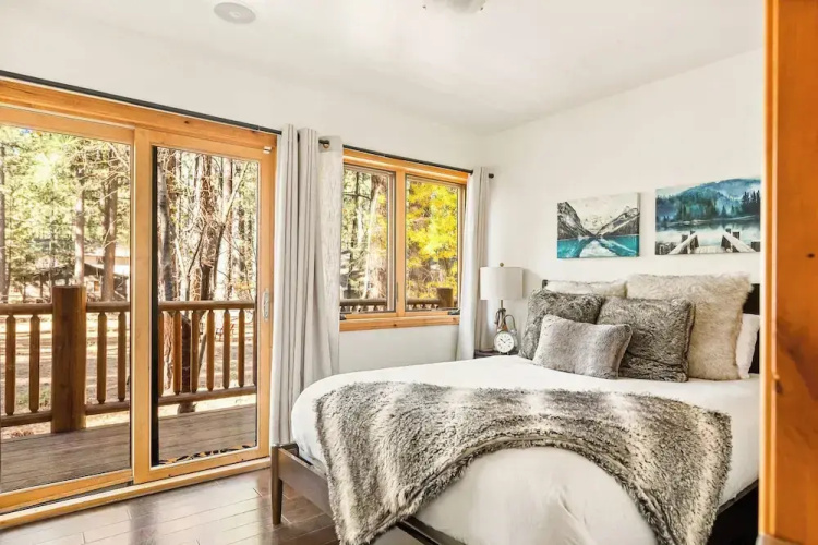 Summit Pine Lodge 4 BDR Minutes From Bear Lake!