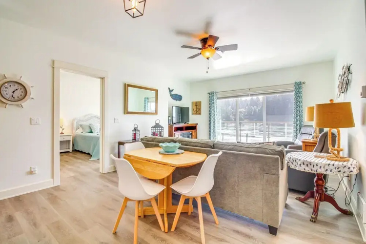 Riverfront Apt in Old Town Florence!