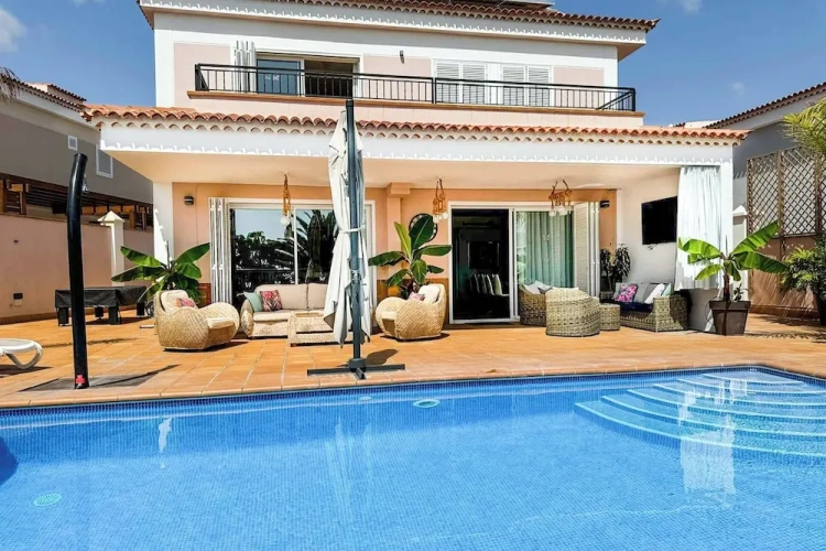 5 Bedrooms Villa