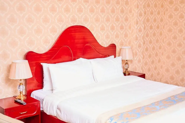 white Palace Hotel