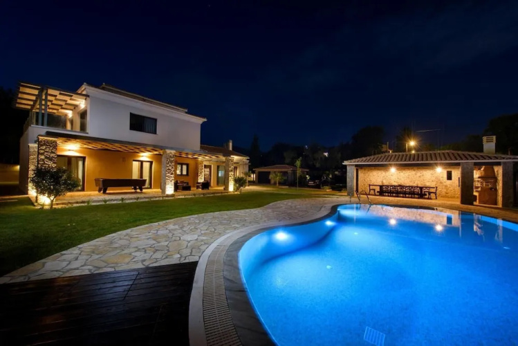 Villa Black White Dassia