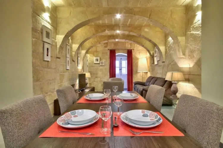 2 Bedrooms Apartment